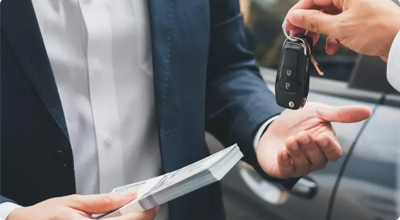 Client donne ses clefs à l'acheteur de sa voiture
